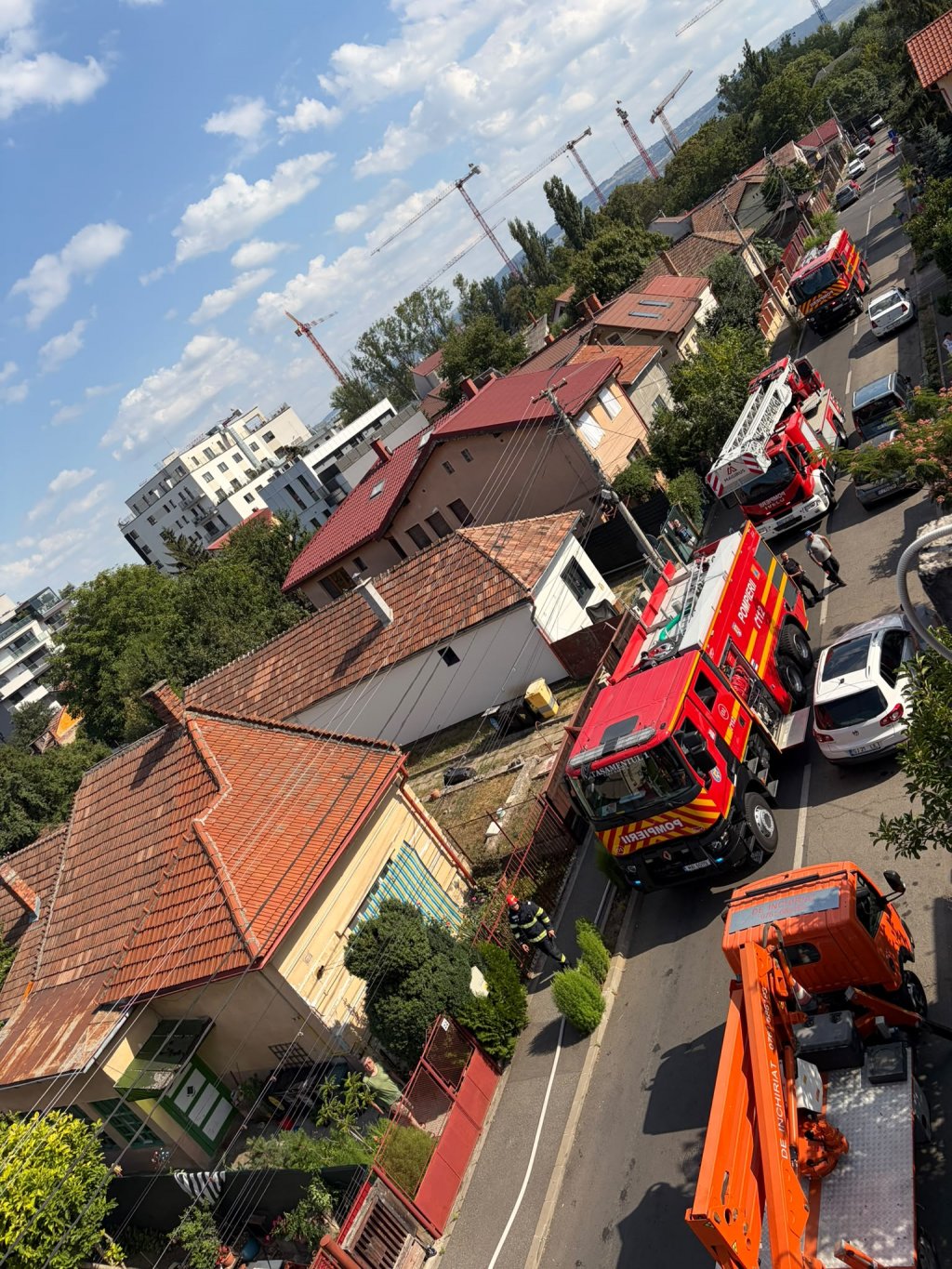Cluj-Napoca: Un incendiu a cuprins fațada și terasa unei case pe 3 nivele / De la ce a pornit focul