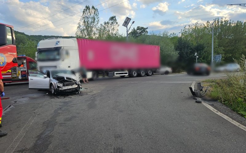 Accident grav cu 2 victime pe DN1 în Cluj. Impact între un TIR și un autoturism
