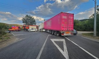 Accident grav cu 2 victime pe DN1 în Cluj. Impact între un TIR și un autoturism