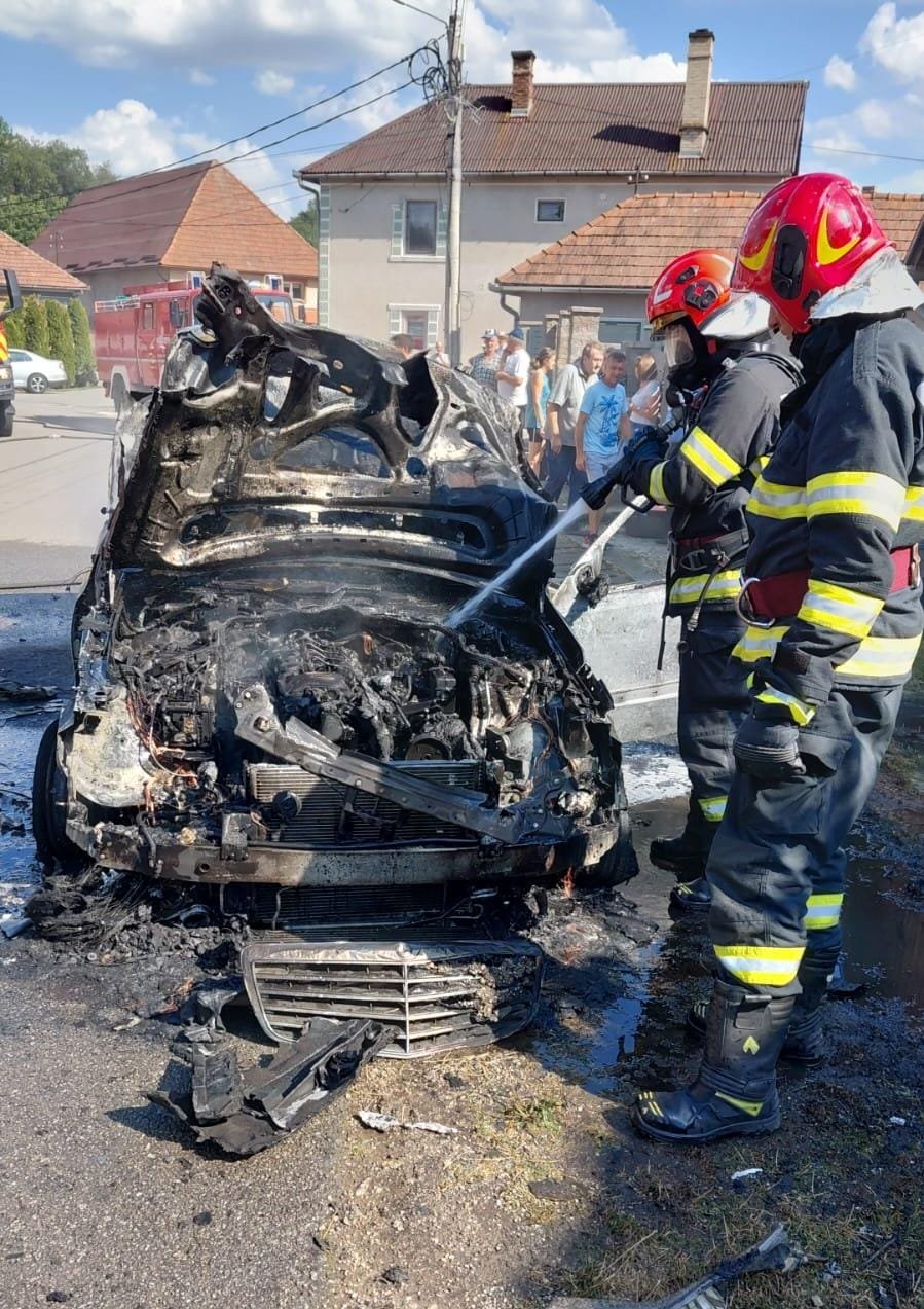 O mașină a luat foc în timp ce rula pe un drum într-o localitate din Cluj / Cauza probabilă
