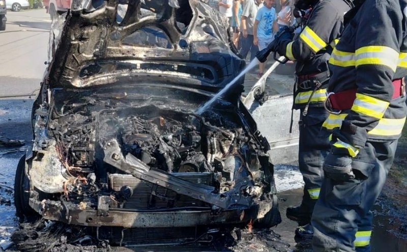O mașină a luat foc în timp ce rula pe un drum într-o localitate din Cluj / Cauza probabilă