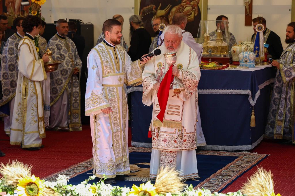 Mii de credincioși participă la pelerinajul de la Mănăstirea Nicula. Mesajul transmis de ÎPS Andrei