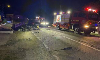 Accident grav lângă Cluj. O mașină s-a răsturnat, iar doi tineri au fost transportați la spital
