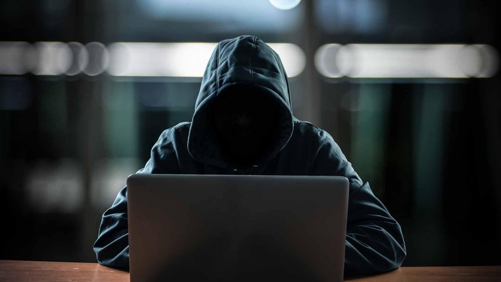 Hackerii atacă tot mai des în România. Băncile, curierii și infrastructura financiară, printre principalele ținte