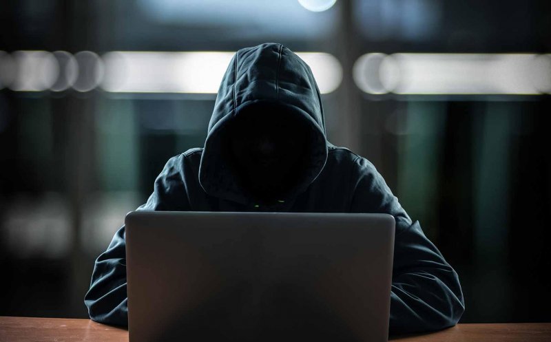 Hackerii atacă tot mai des în România. Băncile, curierii și infrastructura financiară, printre principalele ținte