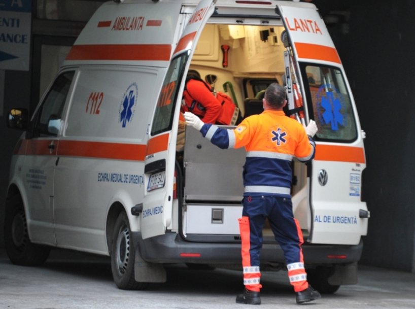 Tragedie cumplită la piscină! O fetiță a murit după ce s-a dat pe un tobogan de apă