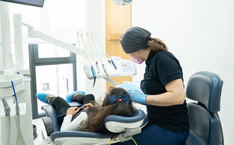 Stomatologii din Cluj cer decontarea fără limită a tratamentelor pentru copii: "Există medici, infrastructură și disponibilitate"