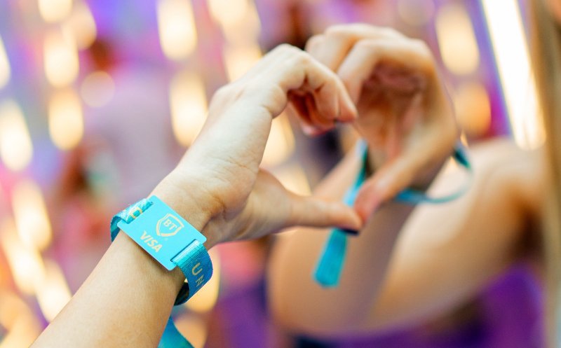 La UNTOLD 2026 au fost peste 160.000 de tranzacții pentru încărcarea brățărilor de festival, realizate cu carduri din 90 de țări