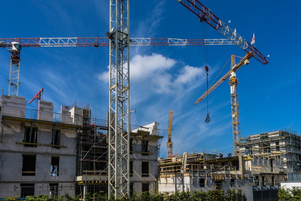 O nouă taxă îi vizează pe marii dezvoltatori imobiliari. Banii ar putea ajunge la drumuri, școli și utilități