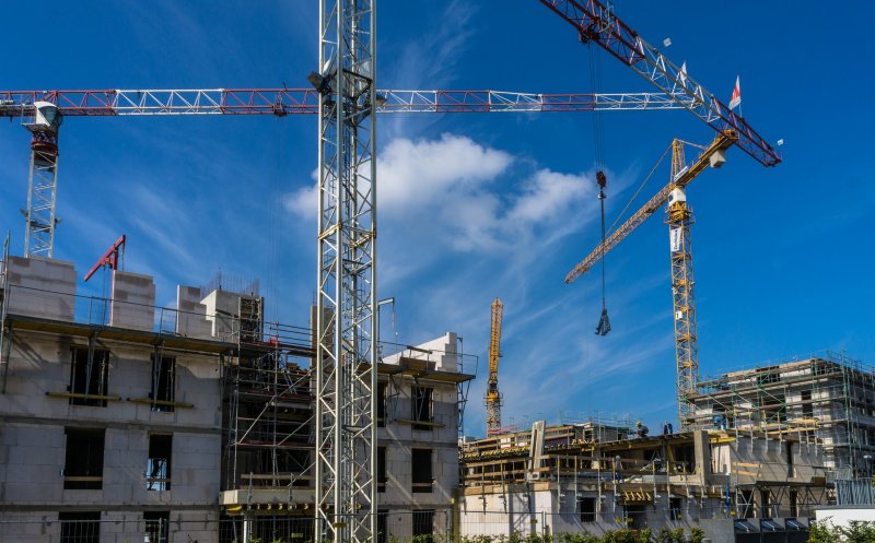 O nouă taxă îi vizează pe marii dezvoltatori imobiliari. Banii ar putea ajunge la drumuri, școli și utilități