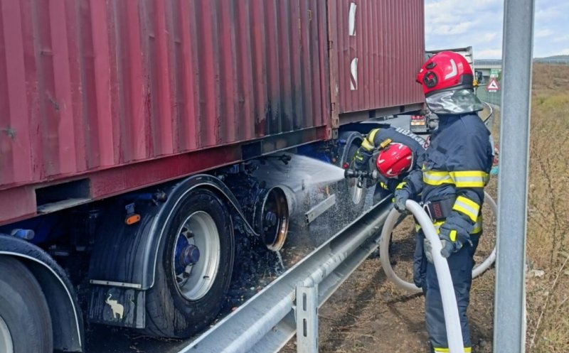 Incendiu pe A10 Sebeş-Turda: o semiremorcă ce transporta gazon a luat foc