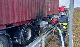 Incendiu pe A10 Sebeş-Turda: o semiremorcă ce transporta gazon a luat foc