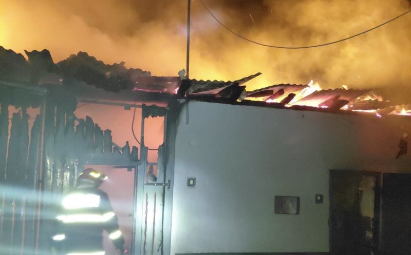 Incendiu puternic într-o localitate din Cluj. Două persoane au primit îngrijiri medicale