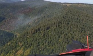 Pompierii continuă lupta cu focarele la Mărișel. Peste 42.000 de litri de apă, aruncați din elicopter