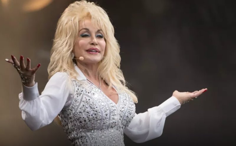 Dolly Parton a murit la 80 de ani. Cu ce boală s-a luptat legendara cântăreață