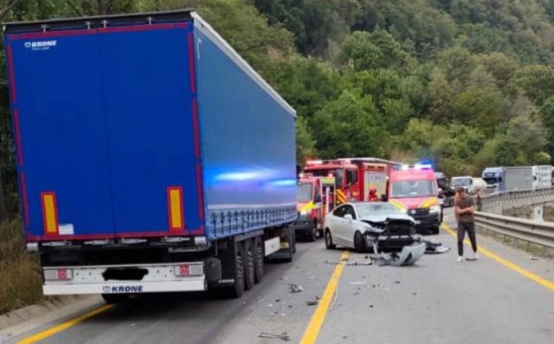 Șofer din Cluj, rănit într-un accident grav pe DN 7. A intrat pe contrasens și s-a izbit de un TIR