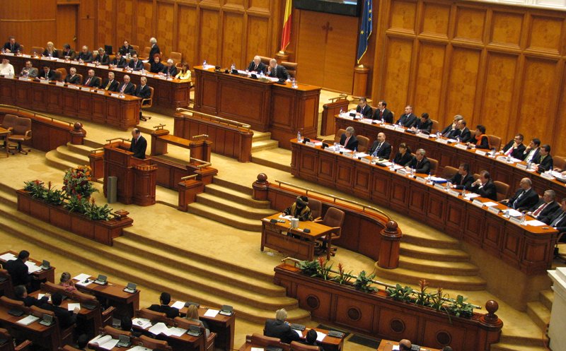 Camera Deputaţilor a corectat articolul privind incompatibilităţile, care risca să lase mii de consilieri locali şi judeţeni fără mandate