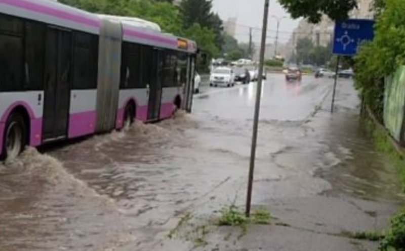 Ploaia torențială a provocat acumulări de apă pe străzile din Cluj-Napoca