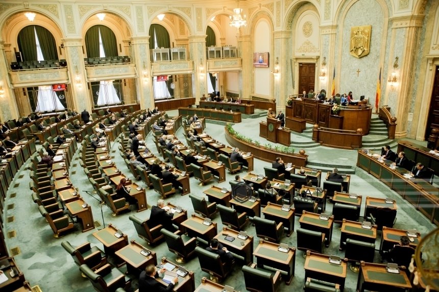 Senatul a adoptat proiectul de lege care elimină incompatibilitatea miilor de consilieri care lucrează în instituţii publice