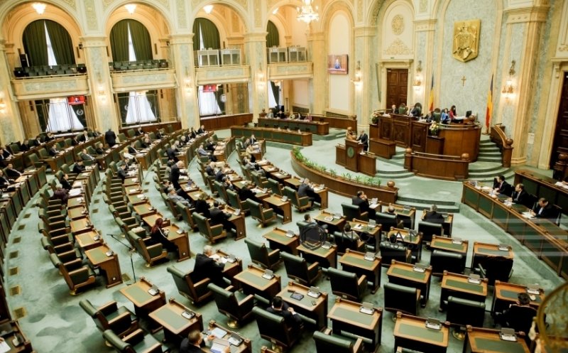 Senatul a adoptat proiectul de lege care elimină incompatibilitatea miilor de consilieri care lucrează în instituţii publice