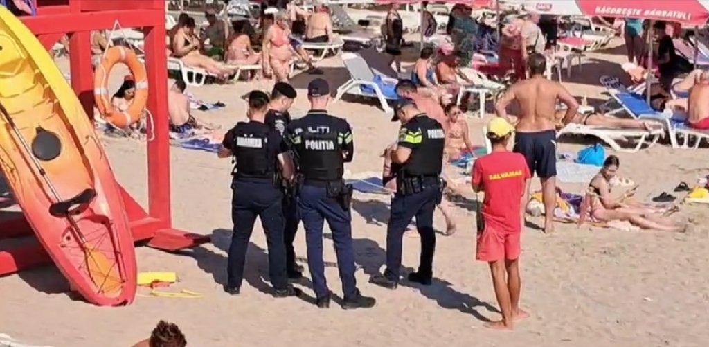 Situație incredibilă pe litoral: Un turist a găsit o bucată de dronă în mare, a scos-o din apă și a lăsat-o sub foișorul salvamarilor