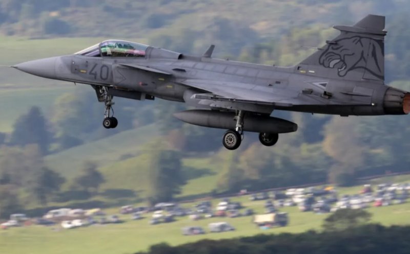 Alertă în Ungaria: un tânăr a furat un avion și a zburat spre centrala nucleară de la Paks. Două avioane Gripen au intervenit