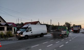 ACCIDENT în Dej. Impact între o autoutilitară și un autobuz / A intervenit descarcerarea