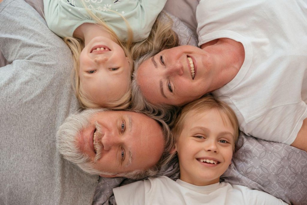 O singură poliță de sănătate pentru toată familia, cu prima calculată pe fiecare vârstă