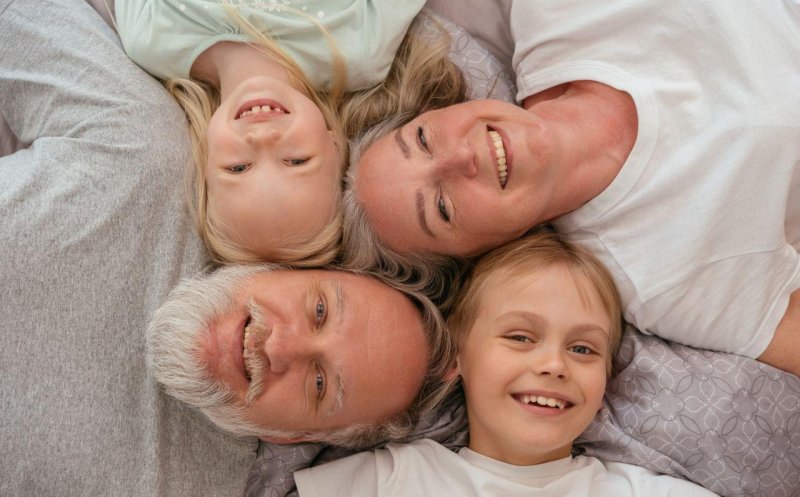 O singură poliță de sănătate pentru toată familia, cu prima calculată pe fiecare vârstă
