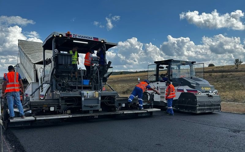 „Etapă crucială pentru Autostrada Transilvania”: Primul strat de asfalt pe tronsonul cu mega-viaductele de 3,2 kilometri