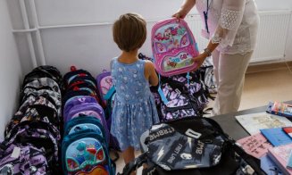 Cluj-Napoca: 570 ghiozdane cu rechizite, distribuite elevilor din familii vulnerabile. Boc: "Umpleți aceste ghiozdane cu vise!"