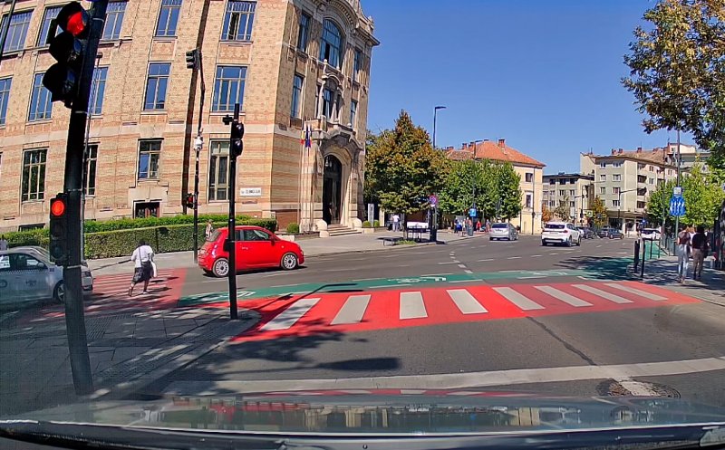 Incident surprins într-o intersecție din Cluj: o femeie a traversat strada, dar semaforul era roșu. Următoarele secunde au fost dramatice