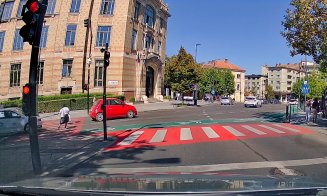 Incident surprins într-o intersecție din Cluj: o femeie a traversat strada, dar semaforul era roșu. Următoarele secunde au fost dramatice