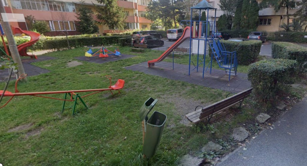 "Luați atitudine”. Un clujean reclamă vandalizarea unui parc de pe strada Năsăud: carusel rupt și mizerie