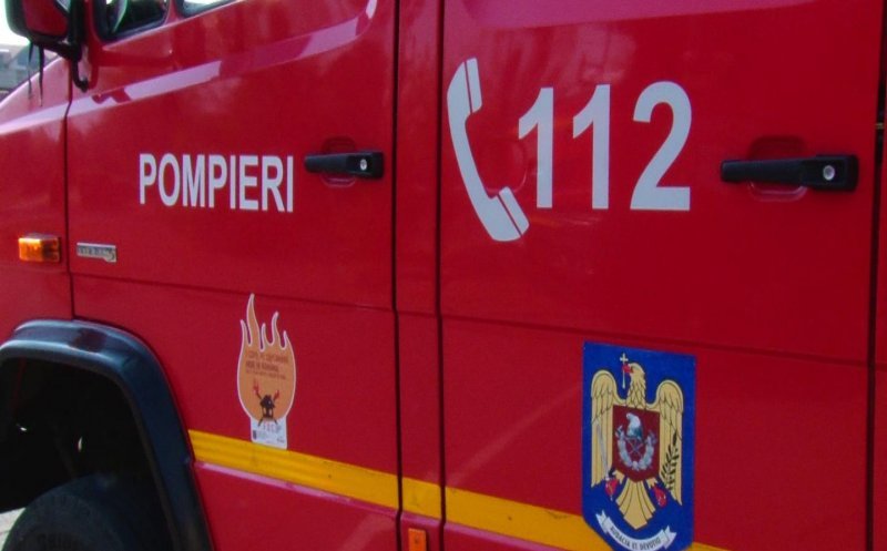 Incendiu la un service auto din Cluj-Napoca. Un bărbat cu arsuri, evaluat de paramedicii SMURD