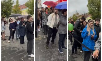 Coadă mare pe Eroilor în Cluj-Napoca pentru burgeri gratis. Clujenii așteaptă și pe ploaie