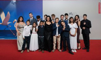 Premiul publicului la Festivalul de Film de la Veneția, câștigat de regizoarea rroma Alina Șerban cu lungmetrajul ”Eu contez” / A urcat cu lăutarii pe