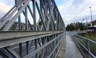 Patinoar pentru pietoni la primii stropi de ploaie pe noul pod provizoriu care leagă Grigorescu de restul orașului