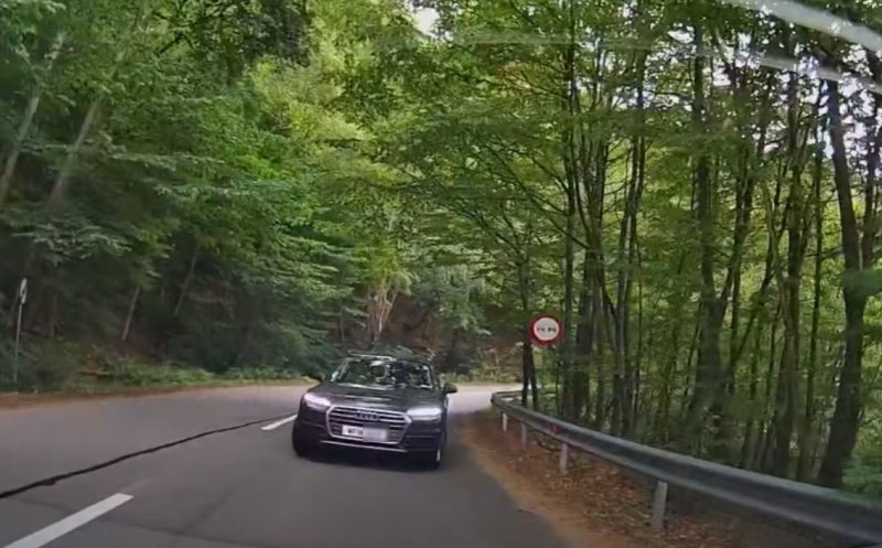 O mașină cu numere de Anglia circula pe contrasens la Tarnița. Accident grav, evitat în ultimul moment