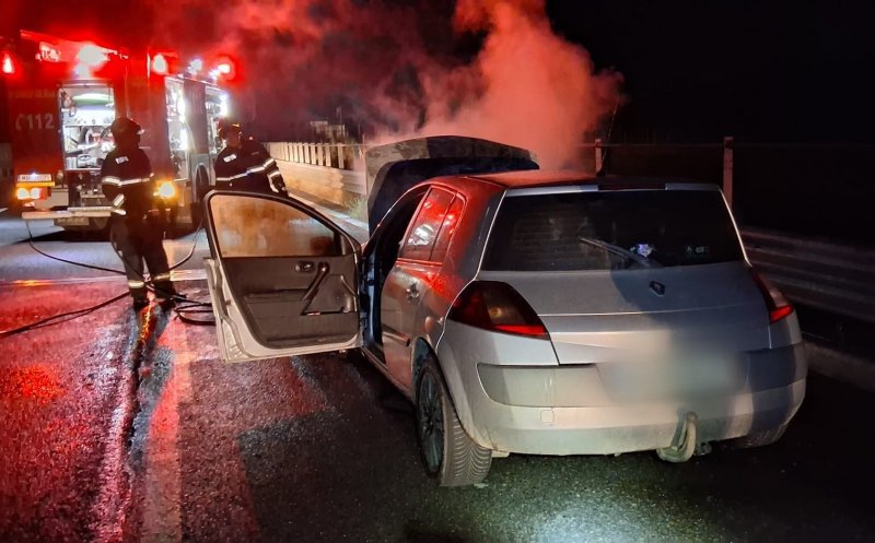 Mașină cuprinsă de flăcări pe autostrada A3. Pompierii clujeni au intervenit de urgență