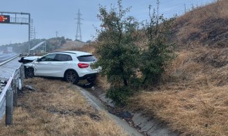 Accident pe A3, în Cluj: o mașină a ajuns într-un șanț. Două persoane au fost rănite