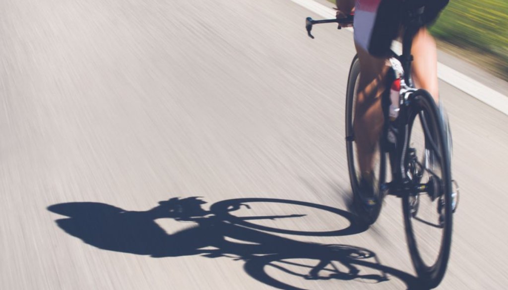 Biciclist surprins pe A10 Sebeș -Turda. ”Era să îl iau în plin”