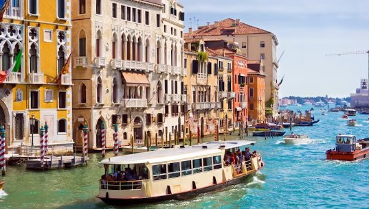 Scene incredibile în Veneția! Un cuplu a fost filmat făcând sex pe un vaporetto plin cu turiști