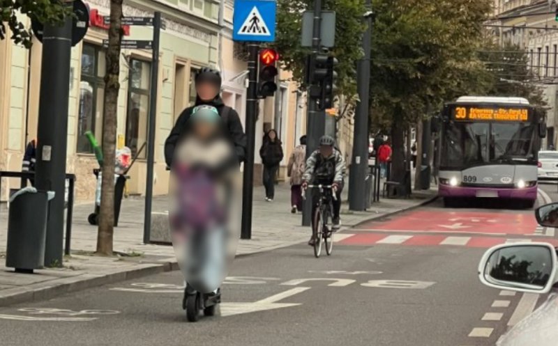 Inconștiență în traficul din Cluj-Napoca: tată și fiică, pe aceeași trotinetă electrică / "De pățește ceva copilul..."