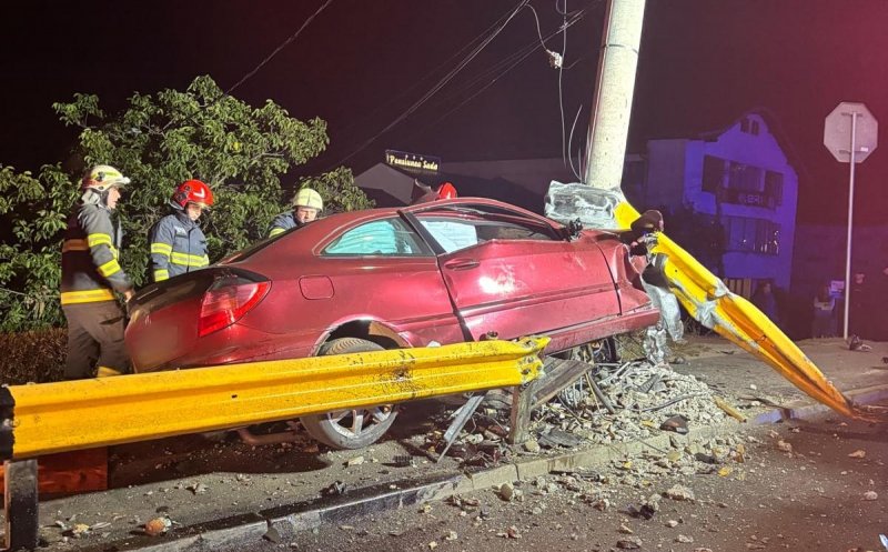 Accident grav la Cluj-Napoca. Un șofer și-a pierdut viața după ce a intrat cu mașina într-un stâlp