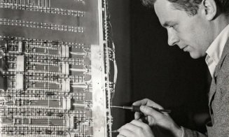 În atelierul de cibernetică din Cluj, alături de academicianul Tiberiu Popoviciu, în anul 1967