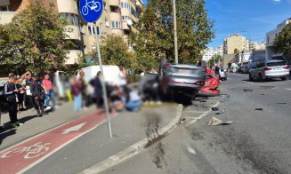 Accident pe Calea Dorobanților din Cluj-Napoca: trei mașini implicate, una s-a răsturnat. O femeie a fost rănită