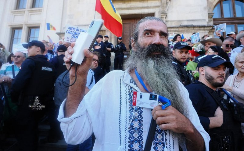 Haos la protestul din fața Arestului Central unde se află Călin Georgescu. Stegarul Dac, reținut de polițiști
