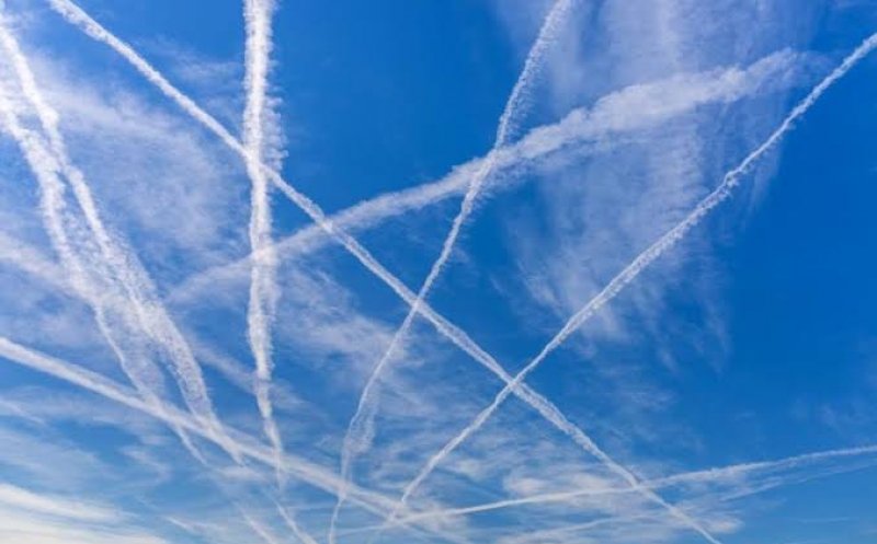Urmele lăsate de avioane pe cer au împărțit internetul în două: sunt pulverizate substanțe toxice? / Explicația specialiștilor
