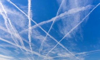 Urmele lăsate de avioane pe cer au împărțit internetul în două: sunt pulverizate substanțe toxice? / Explicația specialiștilor